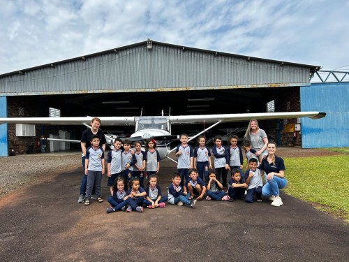 Crian?as da Escola Dom Jo?o Alo?sio Hoffmann exploram o mundo dos avi?es