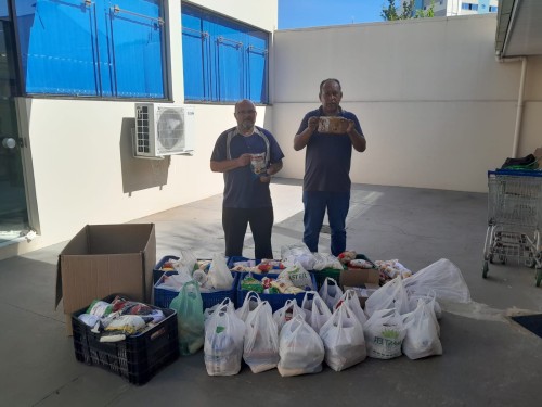 Departamento de Esportes entrega alimentos ? Central de Doa?es