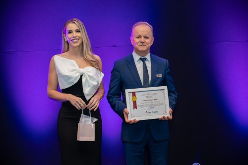 Káren Brustolin e Darlan Dalla Roza entregaram presente e selo social às princesas e entidades que as apresentaram
