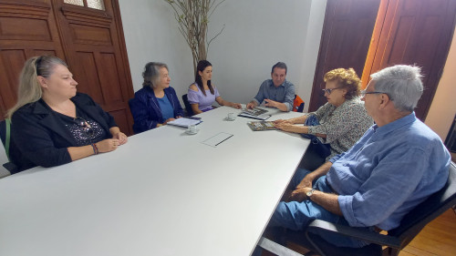 Prefeito Polis parabenizou as autoras pela obra que reúne aspectos turísticos, culturais e históricos de Erechim