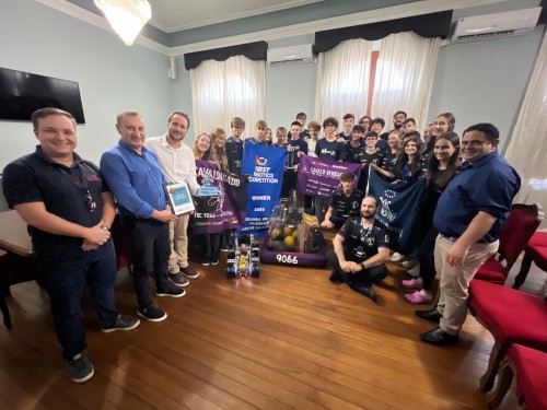Executivo Municipal recebe equipe Cavalo Vendado após conquista no maior festival de robótica educacional da América Latina
