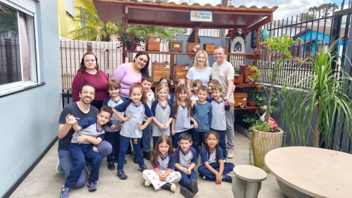 Crianças da Escola Estevam Carraro exploram o mundo das abelhas em atividade prática