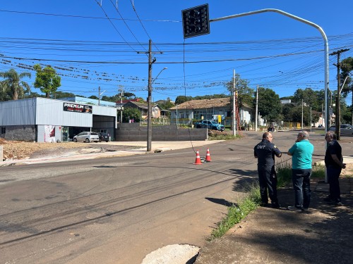 Seguran?a no tr?nsito: sem?foro ? instalado na Av. Jos? Oscar Salazar no bairro Tr?s Vendas