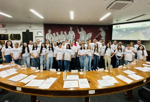 Formação de cidadãos conscientes e participativos: estudantes de Escolas Municipais e Estaduais se tornam Vereadores Mirins