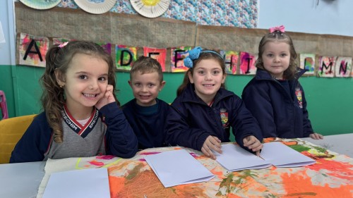 Mais de 5 mil estudantes do Sistema Municipal recebem kits de inverno do Uniforme Escolar em Erechim 