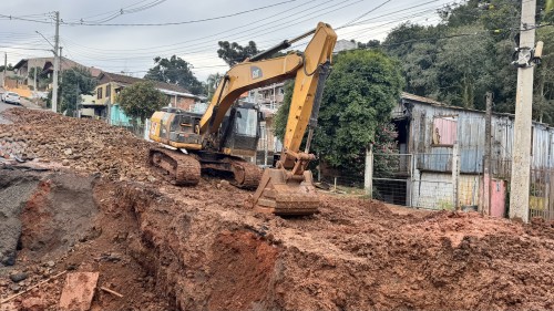 Prefeitura realiza obra de saneamento na Rua Emílio Noal para solucionar problema na drenagem 