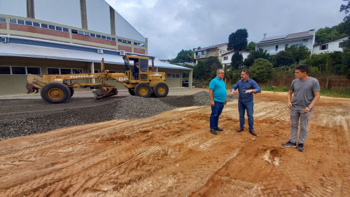 Prefeito Polis visita sede do novo CEJA Erechim