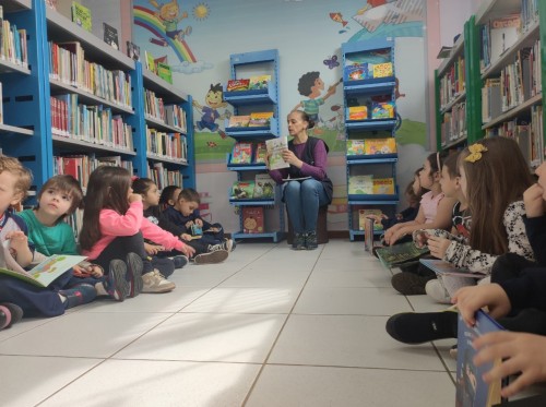 Pequenos cidad?os leitores: Escola Bar?o visita Biblioteca e Arquivo Hist?rico de Erechim