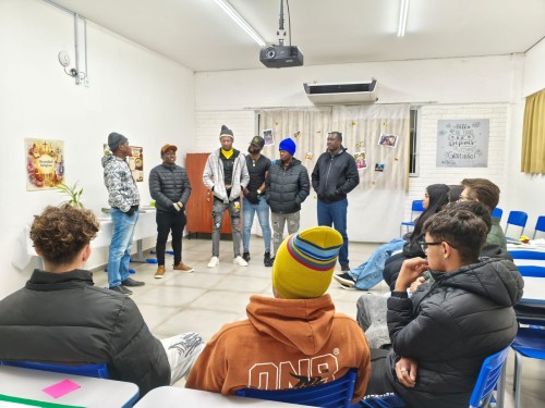Exposição promove integração entre estudantes brasileiros e estrangeiros por meio da cultura e da diversidade 