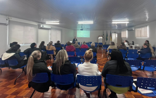 Equipes que atuam nas Salas de Vacinação das UBSs de Erechim passam por treinamento