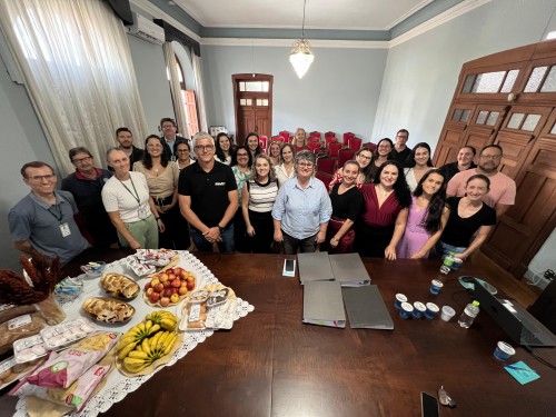 Erechim compartilha experiência em compras da agricultura familiar com comitiva de Santa Catarina