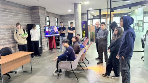Jovens empreendedores conhecem ambiente de inovação e processo de incubação do CIT