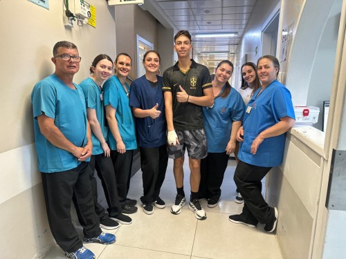 Herick retorna ao Hospital Santa Terezinha para agradecer pessoalmente aos profissionais que cuidaram dele durante a internação  na Clínica B tarde