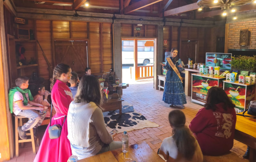 Crianças atendidas pelo CAPS Infantojuvenil participam de atividades no Acampamento Farroupilha
