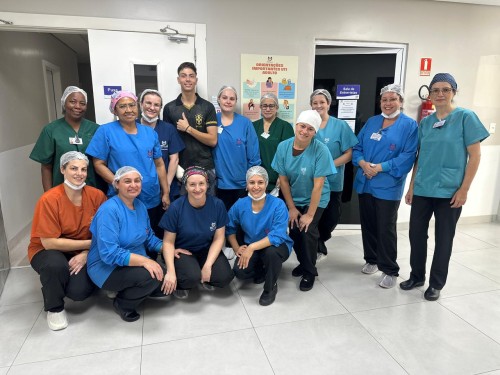 Herick retorna ao Hospital Santa Terezinha para agradecer pessoalmente aos profissionais que cuidaram dele durante a internação na UTI Adulto tarde