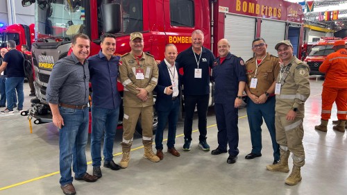 Prefeito e bombeiros