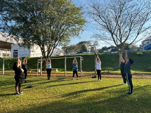 Yoga e meditação promovem bem-estar para crianças e mulheres no bairro Progresso