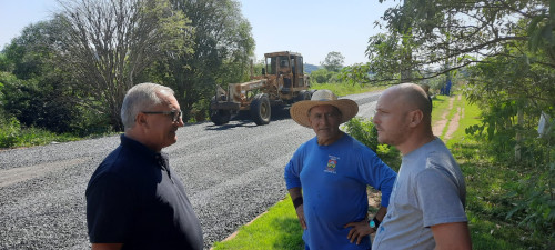 Secret?rio de Obras, Mario Rossi, acompanha trabalho de manuten??o da malha vi?ria do munic?pio 