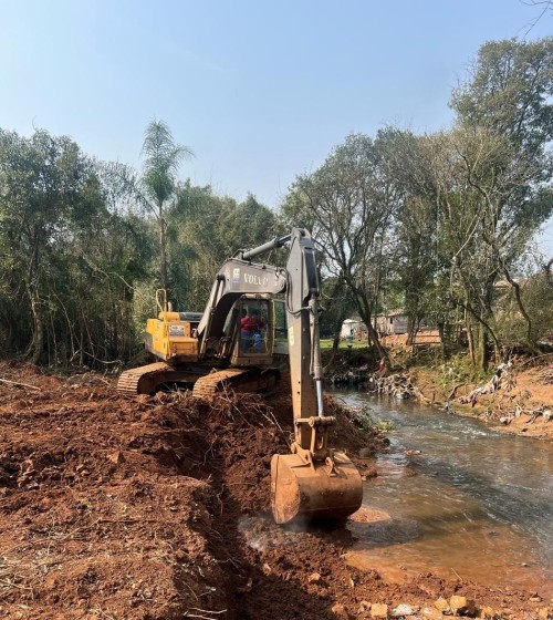  Prefeitura faz manuten??o em 1600 metros do rio Tigre e retira 850 cargas de entulhos 