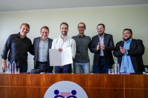 Governador assina conv?nio para equipamentos ao Santa Terezinha