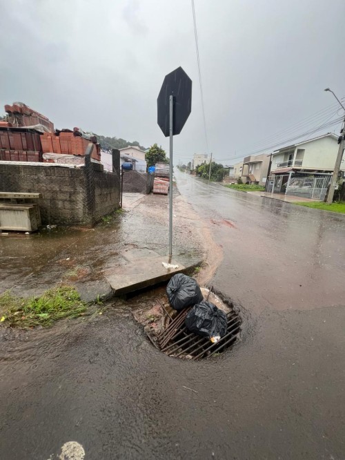Lixo ? uma das principais causas de alagamentos na ?rea urbana  