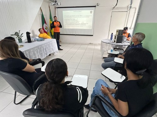 Motoristas e monitores do Transporte Escolar participam de capacitação sobre autismo