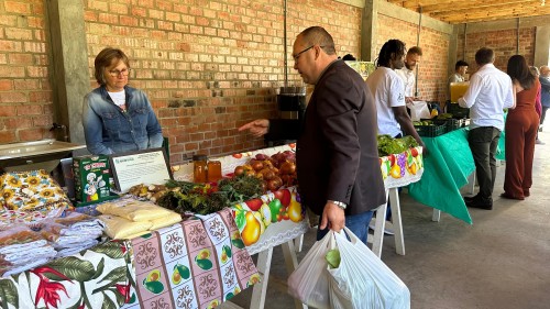 Feira do Produtor do Parque Longines ? entregue para comunidade   