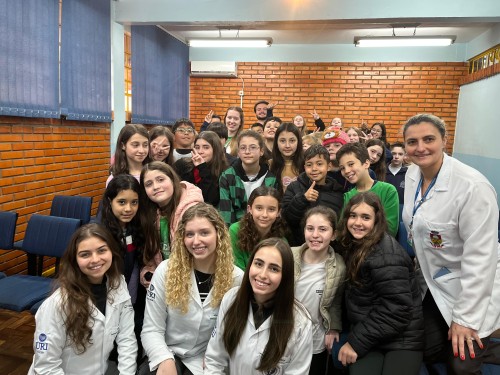 Estudantes de Medicina alertam sobre riscos do cigarro eletrônico na Escola Santo Agostinho