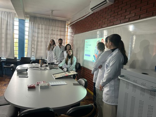 UBS Estevam Carraro e estudantes de Medicina da URI promovem palestra sobre prevenção da gravidez na adolescência e das ISTs