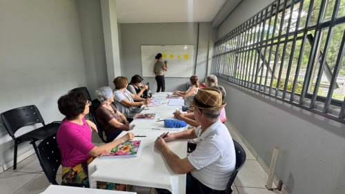 Ginástica cerebral estimula mente e movimento dos alunos do Programa 60+ em Erechim