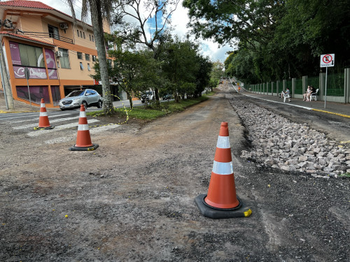 Prefeitura est? realizando melhorias na rua Henrique Dias