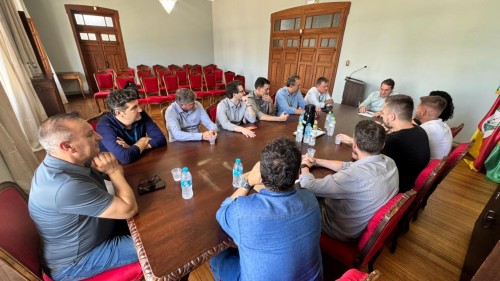 Prefeito Polis acompanha obra na rua Anselmo Parmegiani e conversa com moradores