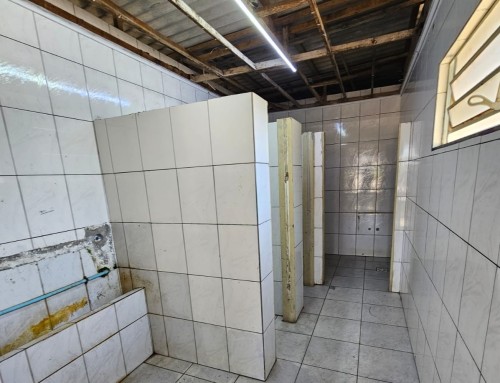Banheiro atrás da Prefeitura ficará fechado para reformas depois de ser vandalizado 