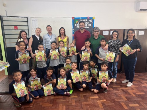 Estudantes das Escolas Municipais recebem livro literário infantil pelo Dia das Crianças 