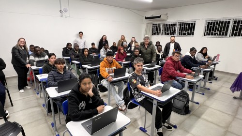 Parceria oferece aos estudantes do CEJA oportunidade de aprender informática e ampliar conhecimentos 