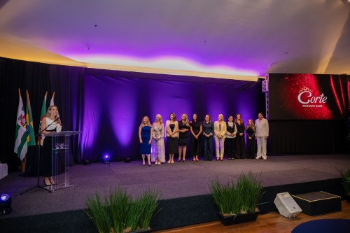 Coordenadora da Comissão Social, Káren Brustolin, apresentou as integrantes da Comissão Social