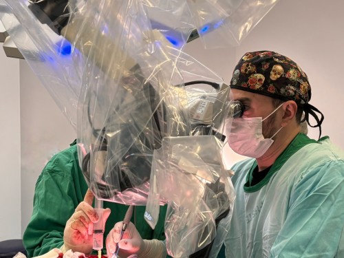 Novo microscópio cirúrgico amplia precisão em procedimentos de alta complexidade no Hospital Santa Terezinha