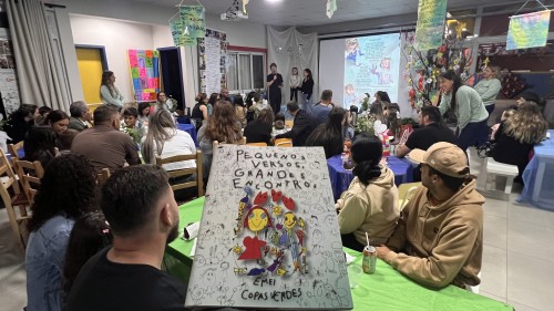 Chá com Poesia reúne crianças, famílias e educadores em uma noite de emoção e valorização das infâncias em Erechim