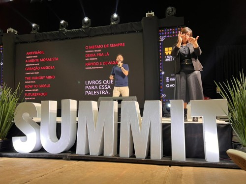 Arthur Gubert inspira p?blico no EreTech Summit 2025 com palestra sobre o fator humano na era digital
