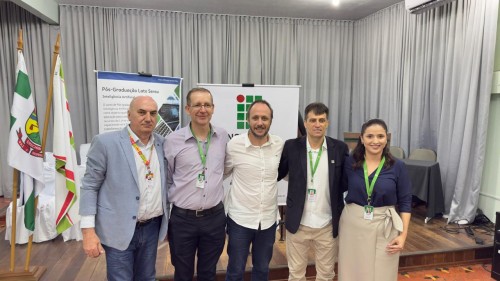 Vice-prefeito Flávio fiscaliza obras da usina fotovoltaica e asfaltamentos